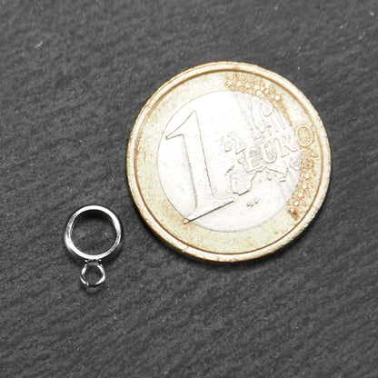 Runde, silberfarbene Anhängeröse mit glänzender Oberfläche und kleinem angehängtem Ösenring, neben einer 1-Euro-Münze.