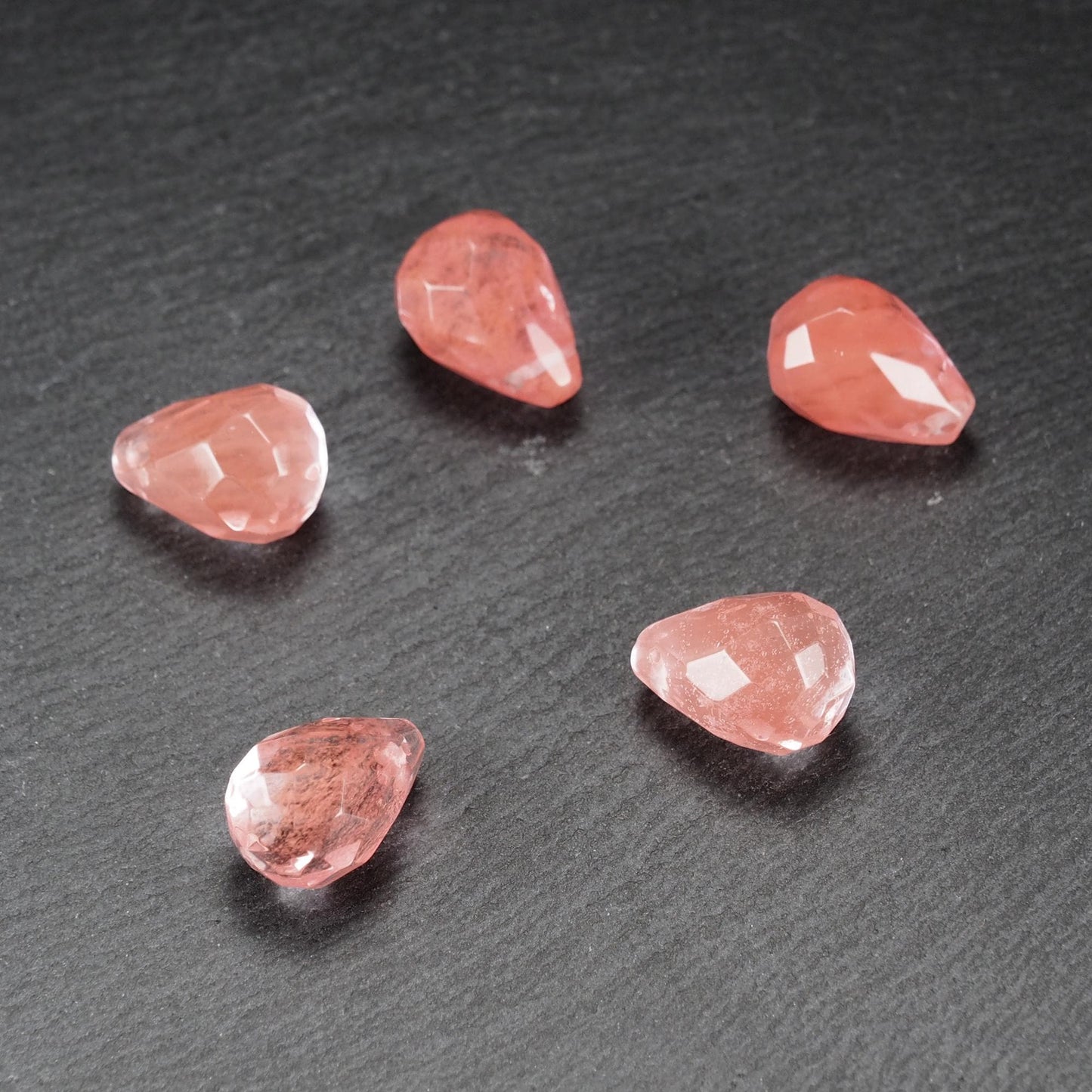 Kirschquarz Edelstein Perle, facettierter Tropfen, rosé, 11238