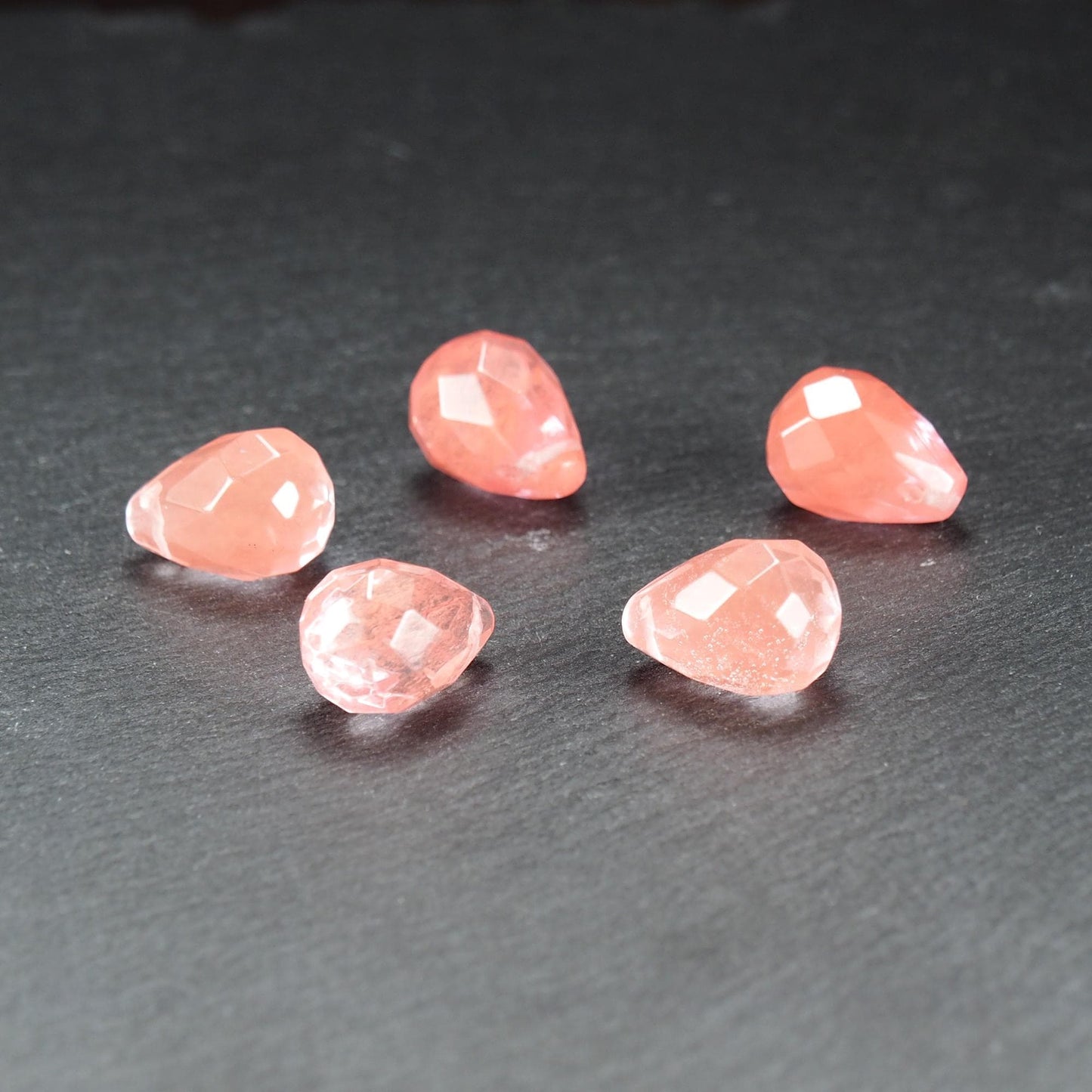 Kirschquarz Edelstein Perle, facettierter Tropfen, rosé, 11238