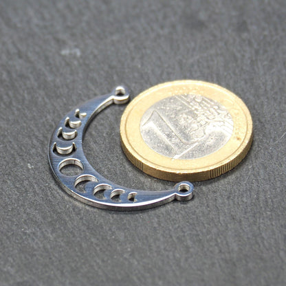 Sichelförmiger silberner Metallverbinder mit ausgeschnittenem Mondphasen-Motiv und je einer Rundöse an den Enden.