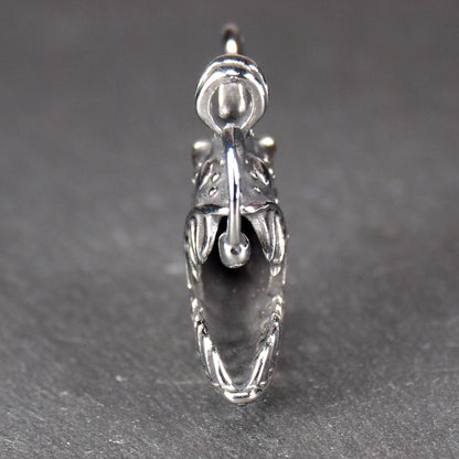 3D-Anhänger Anglerfisch, silberglänzend, mit geöffnetem Maul und dolchartigen Zähnen, geriffelten Flossen, punktiertem Körper und Öse.