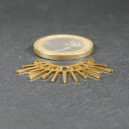 Verbinder, goldfarben glänzend, halbkreisförmig mit durchbrochenen Mondphasen und ausstrahlenden Sonnenstrahlen, oben zwei Ösen.