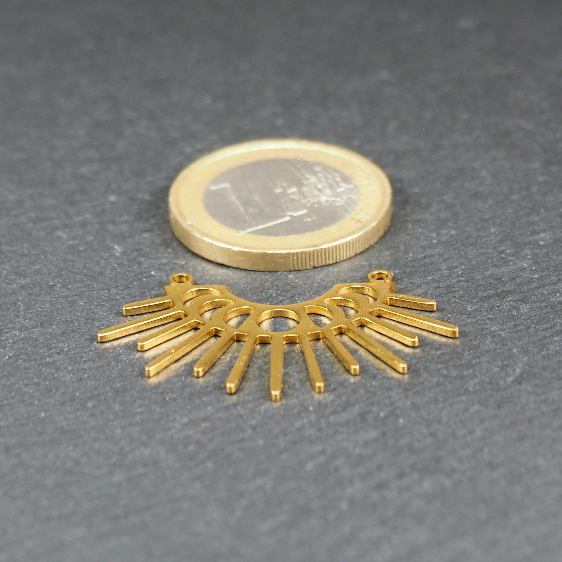 Verbinder, goldfarben glänzend, halbkreisförmig mit durchbrochenen Mondphasen und ausstrahlenden Sonnenstrahlen, oben zwei Ösen.
