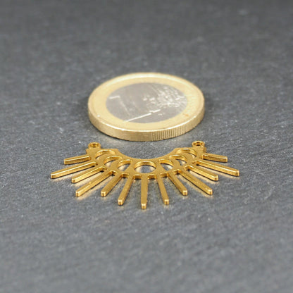 Verbinder, goldfarben glänzend, halbkreisförmig mit durchbrochenen Mondphasen und ausstrahlenden Sonnenstrahlen, oben zwei Ösen.