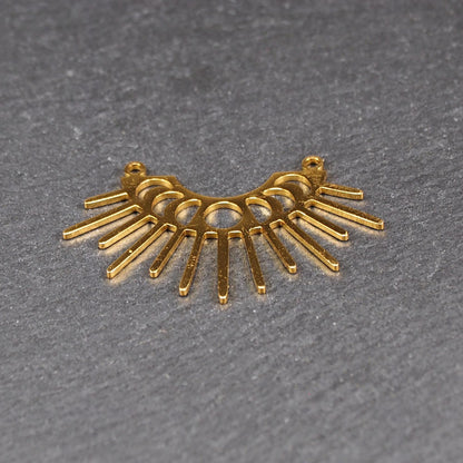 Verbinder, goldfarben glänzend, halbkreisförmig mit durchbrochenen Mondphasen und ausstrahlenden Sonnenstrahlen, oben zwei Ösen.