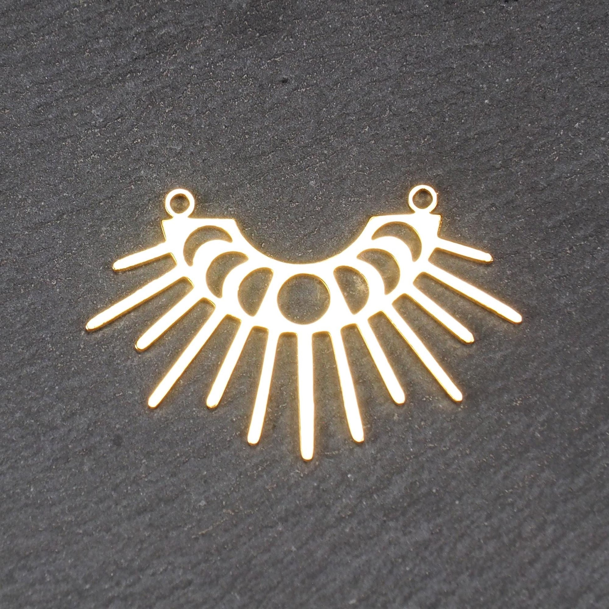 Verbinder, goldfarben glänzend, halbkreisförmig mit durchbrochenen Mondphasen und ausstrahlenden Sonnenstrahlen, oben zwei Ösen.