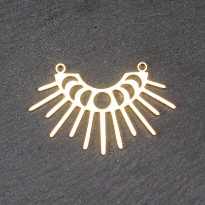 Verbinder, goldfarben glänzend, halbkreisförmig mit durchbrochenen Mondphasen und ausstrahlenden Sonnenstrahlen, oben zwei Ösen.