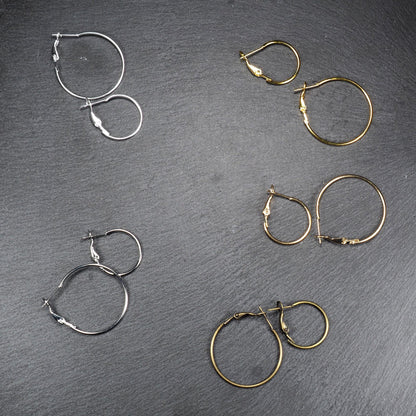 Runde Klapp-Creolen in silber, platin, hellgold, gelbgold und bronze mit Klappverschluss und glatter, glänzender Oberfläche, jeweils in zwei Größen.