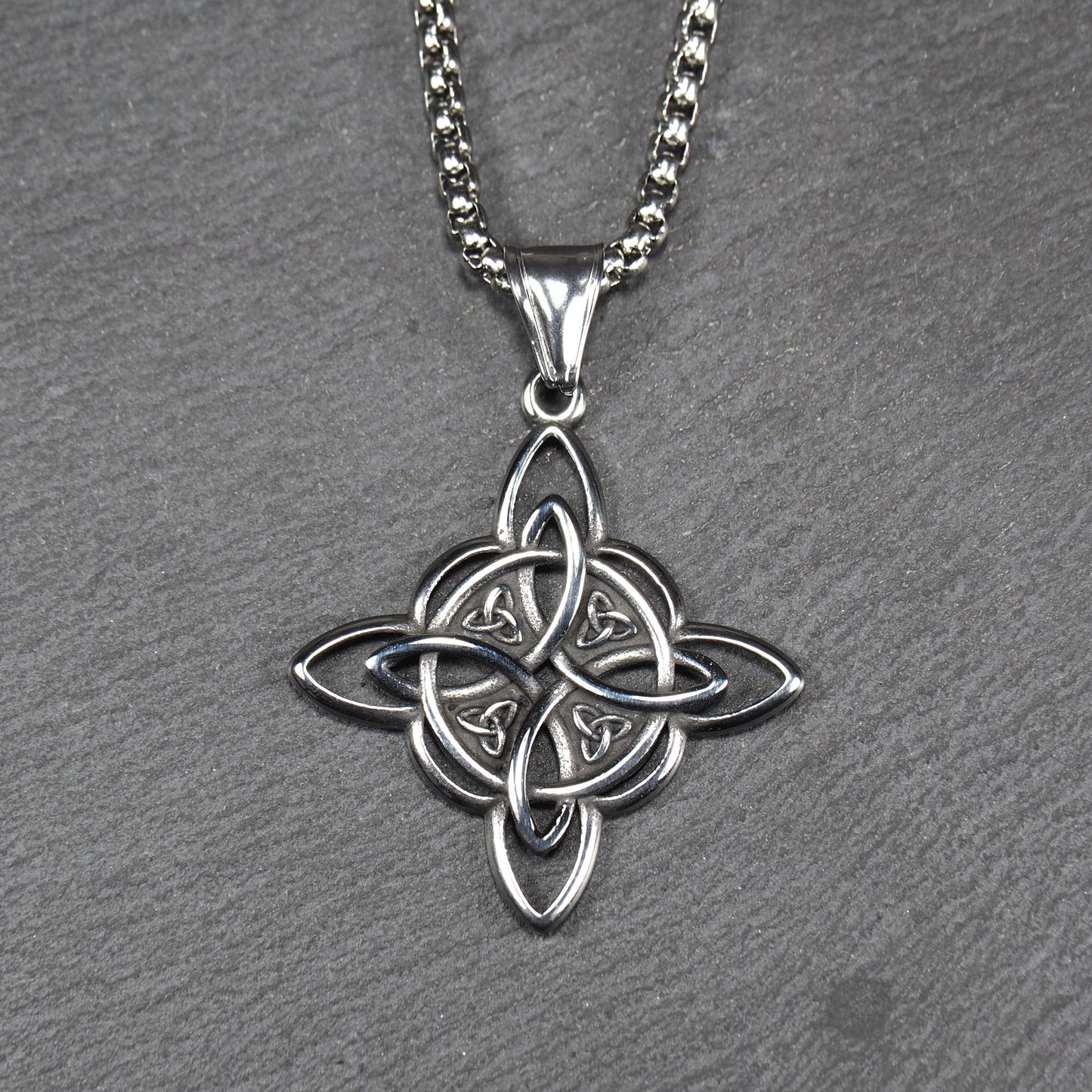 Keltischer, vierblättriger, durchbrochener Anhänger in silberner, glänzender Optik an einer quadratischen Boxkette mit Karabiner.