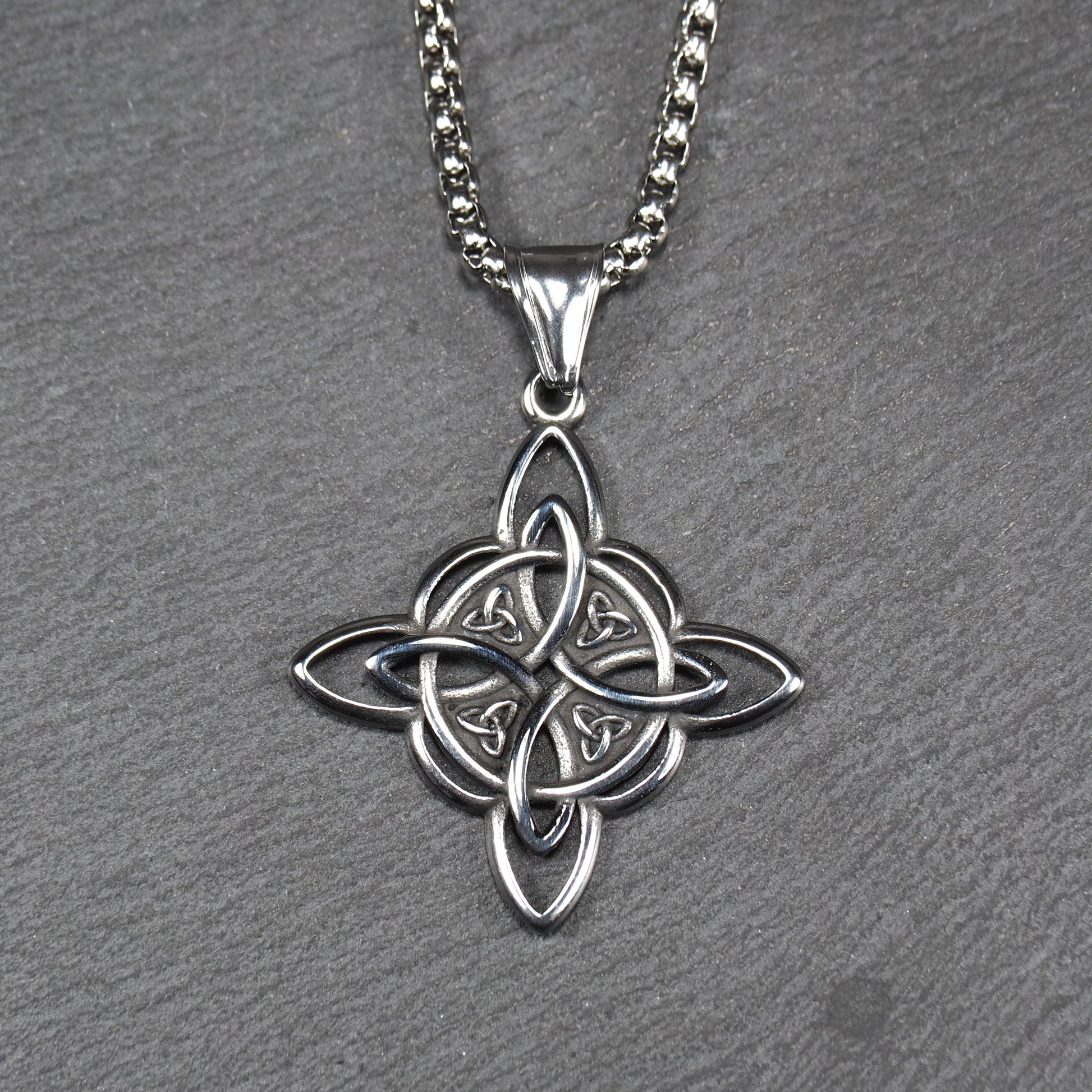 Keltischer, vierblättriger, durchbrochener Anhänger in silberner, glänzender Optik an einer quadratischen Boxkette mit Karabiner.