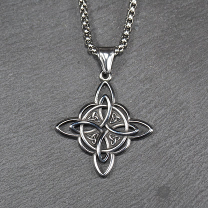 Keltischer, vierblättriger, durchbrochener Anhänger in silberner, glänzender Optik an einer quadratischen Boxkette mit Karabiner.