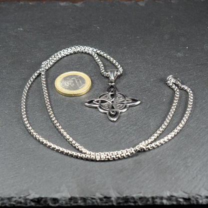 Silberfarbener, glänzender keltischer Knoten-Anhänger in Durchbruchoptik mit integrierter Öse an Boxkette mit Karabiner; 1‑Euro‑Münze daneben.