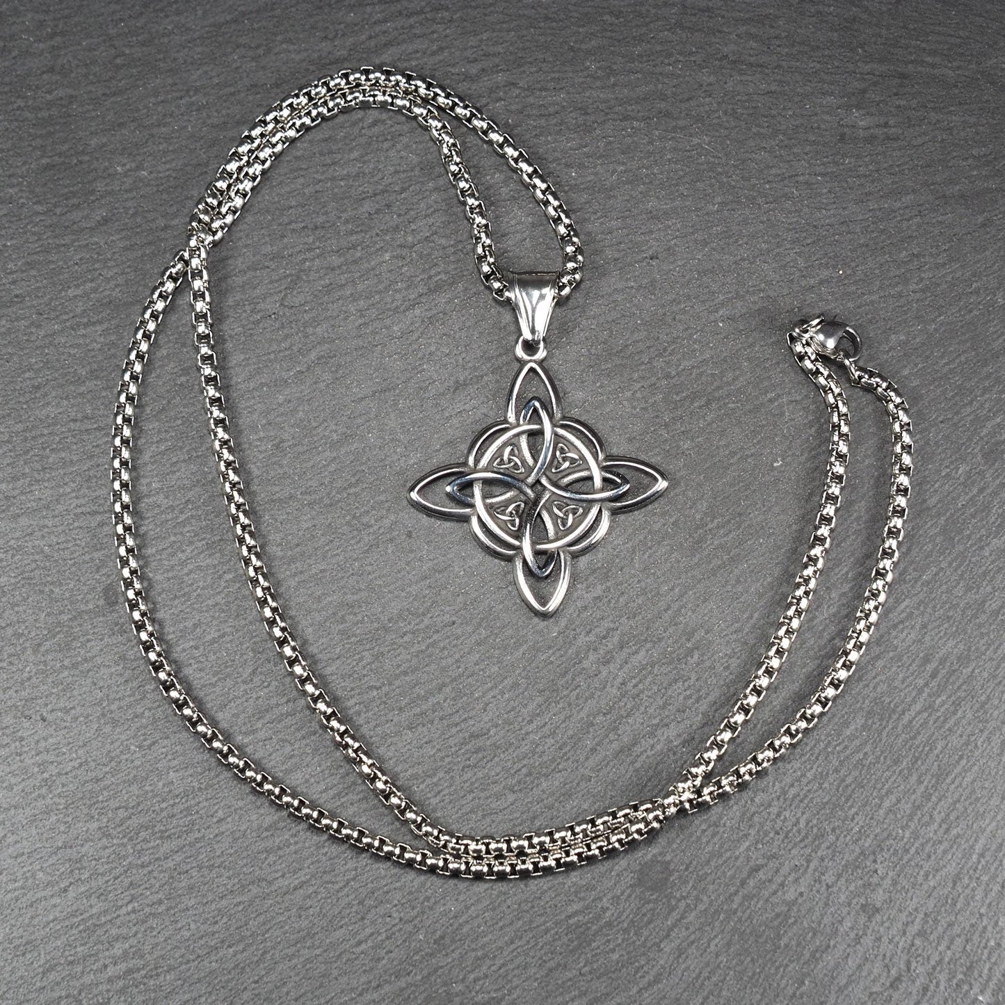 Keltischer, vierblättriger, durchbrochener Anhänger in silberner, glänzender Optik an einer quadratischen Boxkette mit Karabiner.