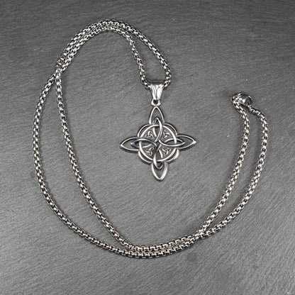 Keltischer, vierblättriger, durchbrochener Anhänger in silberner, glänzender Optik an einer quadratischen Boxkette mit Karabiner.