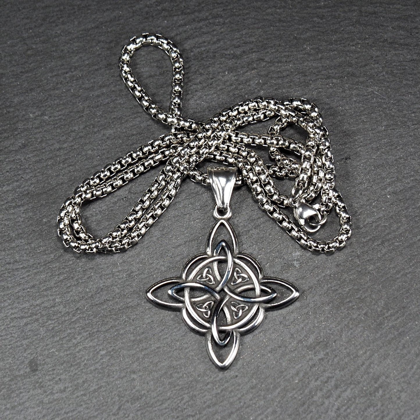 Keltischer, vierblättriger, durchbrochener Anhänger in silberner, glänzender Optik an einer quadratischen Boxkette mit Karabiner.