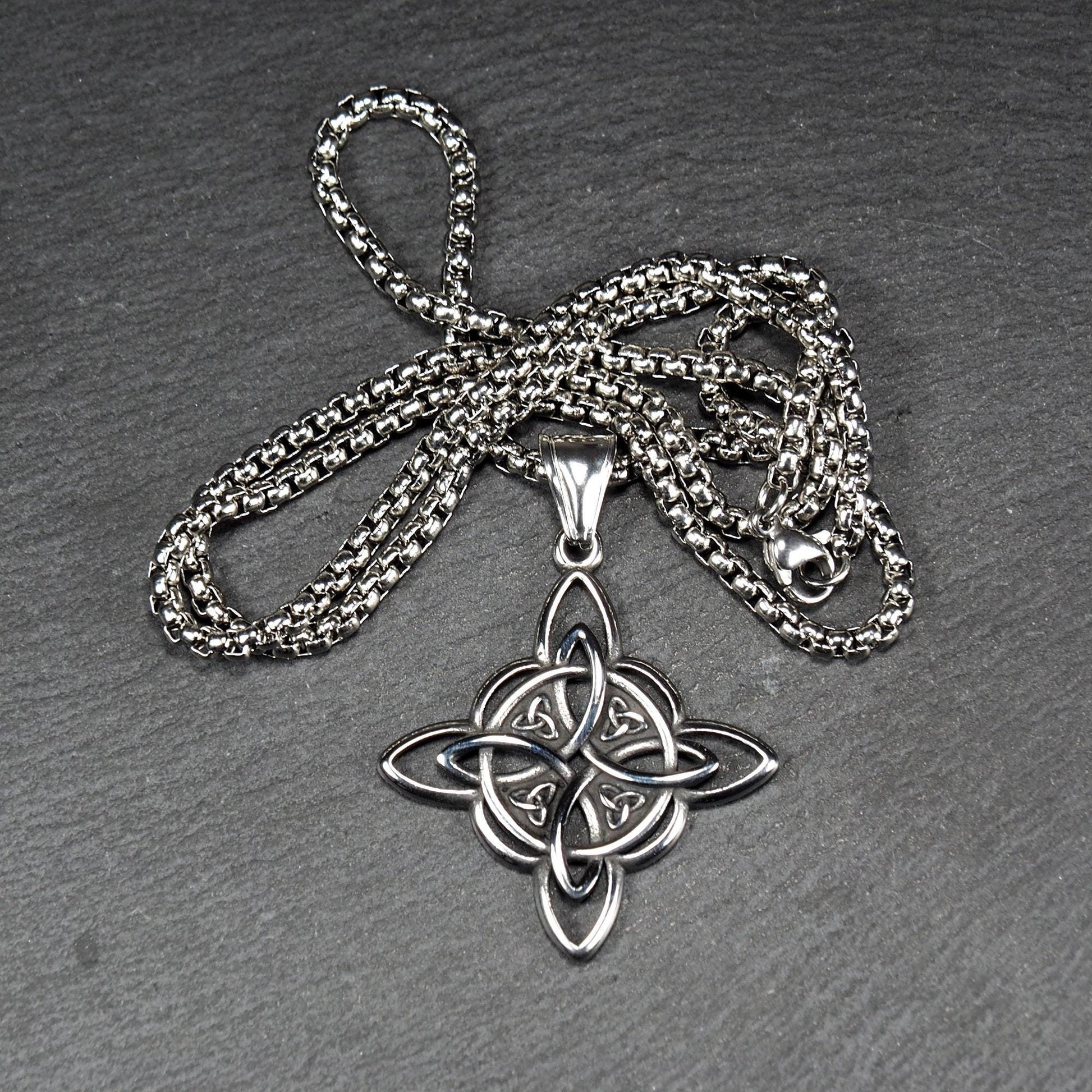 Keltischer, vierblättriger, durchbrochener Anhänger in silberner, glänzender Optik an einer quadratischen Boxkette mit Karabiner.