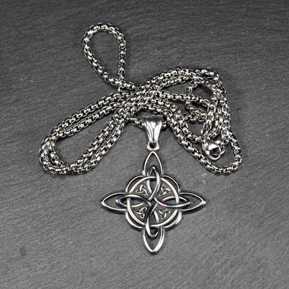 Keltischer, vierblättriger, durchbrochener Anhänger in silberner, glänzender Optik an einer quadratischen Boxkette mit Karabiner.