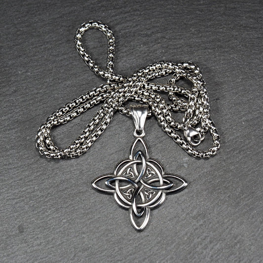 Keltischer, vierblättriger, durchbrochener Anhänger in silberner, glänzender Optik an einer quadratischen Boxkette mit Karabiner.