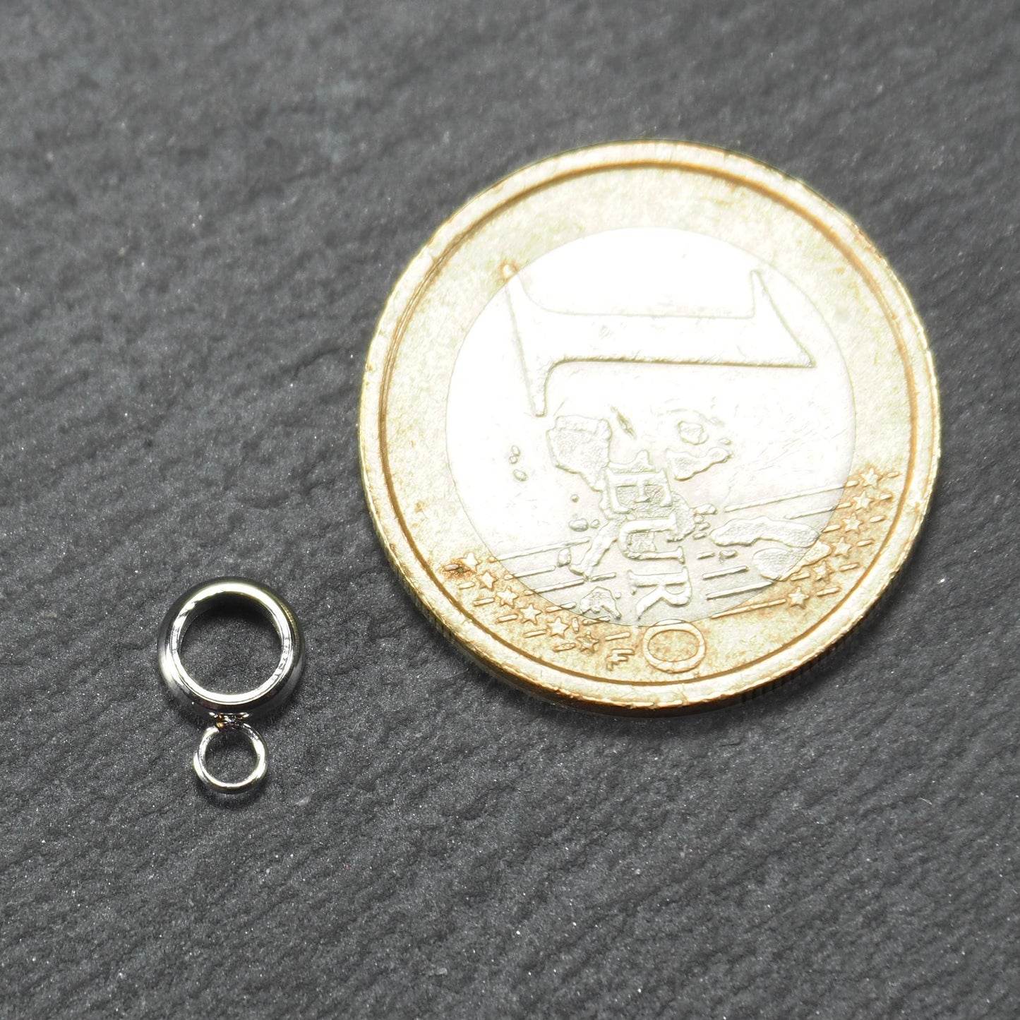 Runde silberfarbene glänzende Anhängeröse mit zusätzlicher kleiner Ringöse, neben einer 1-Euro-Münze zur Größenangabe.