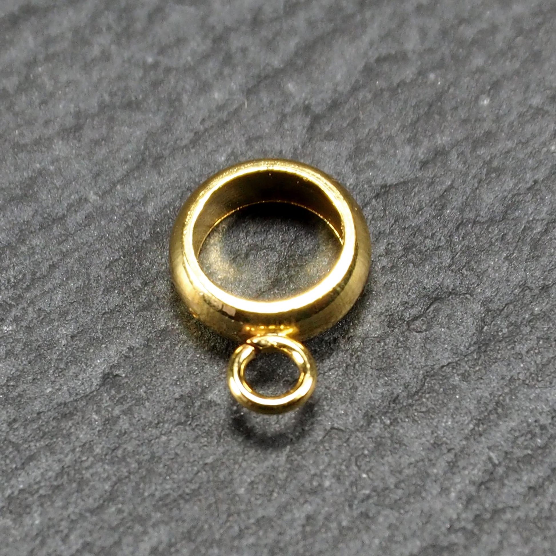 Runde, vergoldete Anhängeröse mit glänzender Oberfläche, offenes Ringdesign und integrierter kleiner Verbindungsöse.