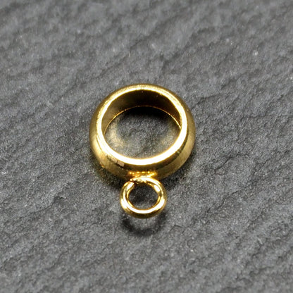 Runde, vergoldete Anhängeröse mit glänzender Oberfläche, offenes Ringdesign und integrierter kleiner Verbindungsöse.