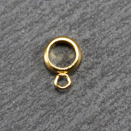 Runde, vergoldete Anhängeröse mit glänzender Oberfläche, offenes Ringdesign und integrierter kleiner Verbindungsöse.