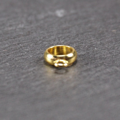 Runde, vergoldete Anhängeröse mit glänzender Oberfläche, offenes Ringdesign und integrierter kleiner Verbindungsöse.
