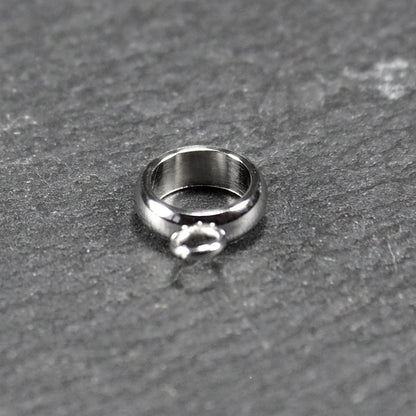 Runder, poliert glänzender silberfarbener Anhängerring mit großem Innenkreis und einer kleineren, unten befestigten Öse.