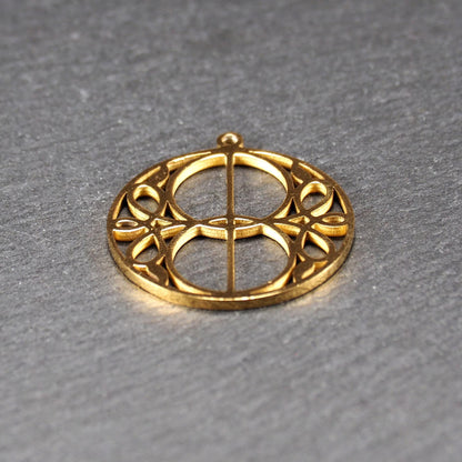 Runder, goldfarbener, filigran durchbrochener Anhänger mit symmetrischem Vesica-Piscis-Ornament und kleiner Öse oben.