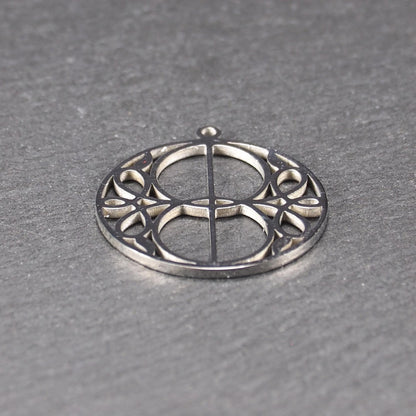 Runder, silberfarbener, polierter Anhänger mit filigranem, durchbrochenem Vesica-Piscis-/Mandorla-Motiv und integrierter Öse oben.