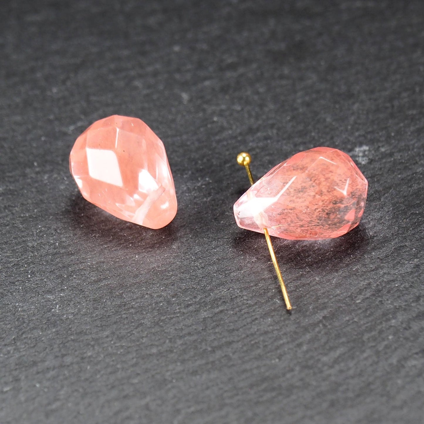 Kirschquarz Edelstein Perle, facettierter Tropfen, rosé, 11238