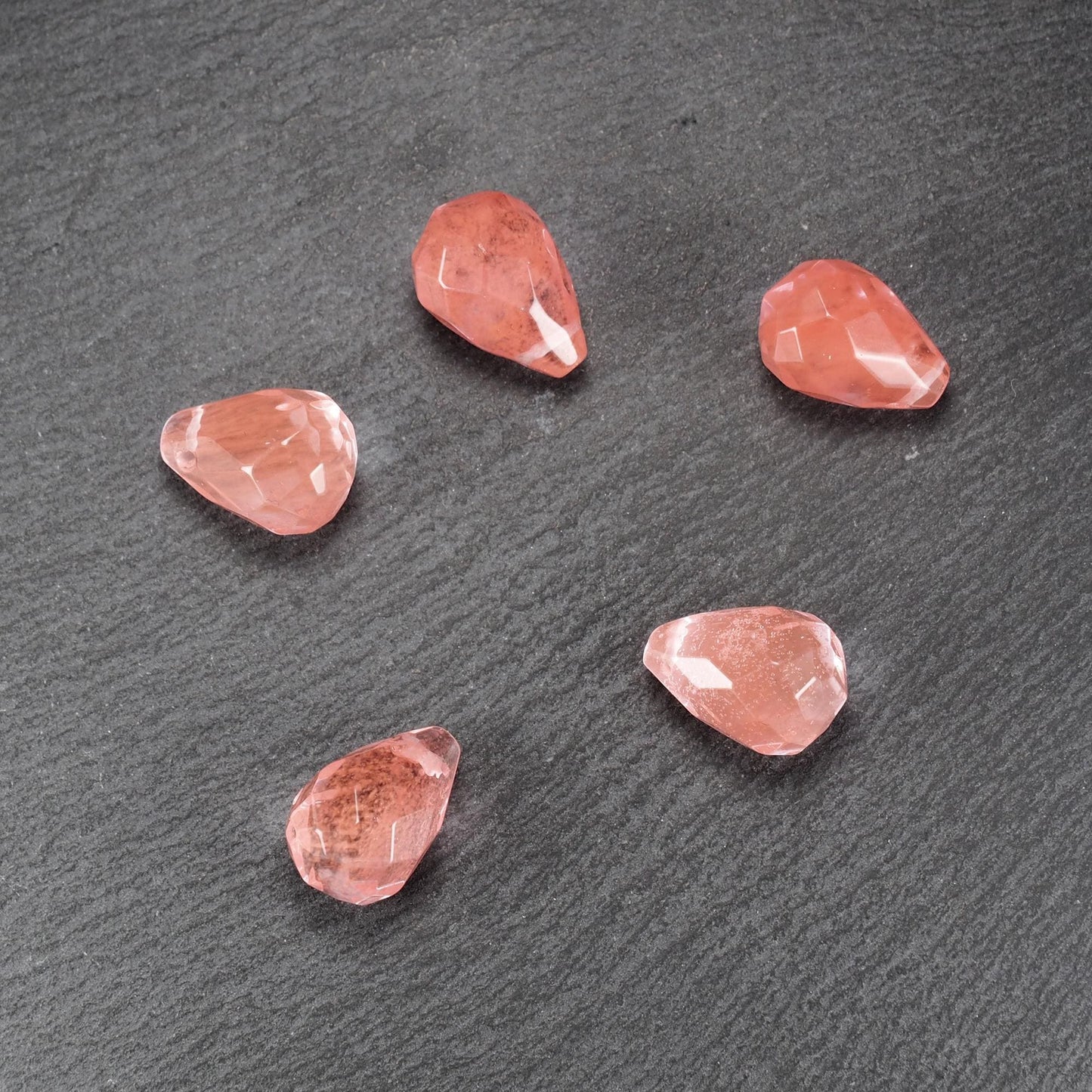 Kirschquarz Edelstein Perle, facettierter Tropfen, rosé, 11238