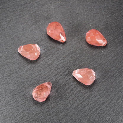 Kirschquarz Edelstein Perle, facettierter Tropfen, rosé, 11238
