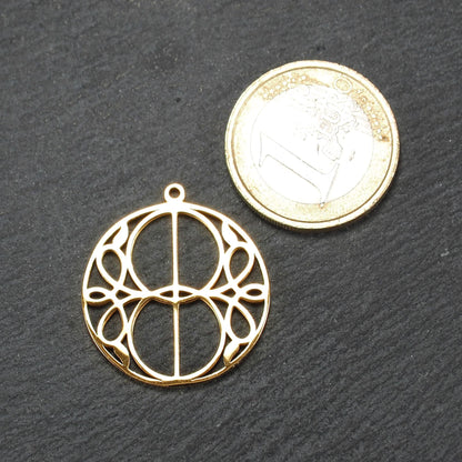 Runder, goldfarbener, filigran durchbrochener Anhänger mit symmetrischem Vesica-Piscis-Ornament und kleiner Öse oben.