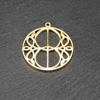 Runder, goldfarbener, filigran durchbrochener Anhänger mit symmetrischem Vesica-Piscis-Ornament und kleiner Öse oben.