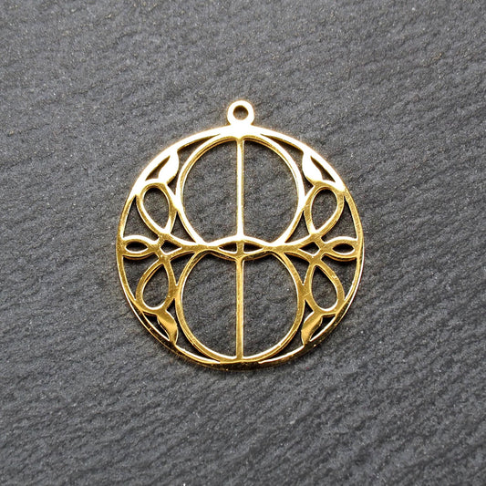 Runder, goldfarbener, filigran durchbrochener Anhänger mit symmetrischem Vesica-Piscis-Ornament und kleiner Öse oben.