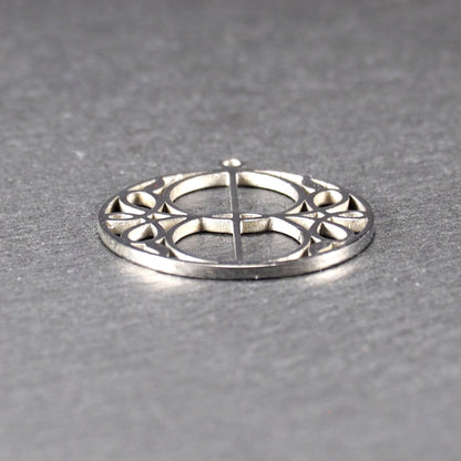 Runder, silberfarbener, polierter Anhänger mit filigranem, durchbrochenem Vesica-Piscis-/Mandorla-Motiv und integrierter Öse oben.