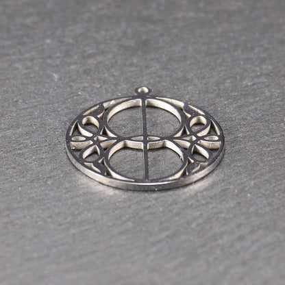 Runder, silberfarbener, polierter Anhänger mit filigranem, durchbrochenem Vesica-Piscis-/Mandorla-Motiv und integrierter Öse oben.