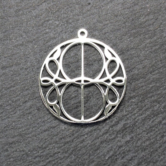 Runder, silberfarbener, polierter Anhänger mit filigranem, durchbrochenem Vesica-Piscis-/Mandorla-Motiv und integrierter Öse oben.