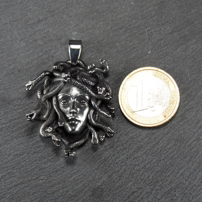 Silberfarbener, dreidimensionaler und glänzender Medusa-Anhänger in Relief mit menschlichem Gesicht und vielen schlangenförmigen Haaren, sichtbarer Öse.