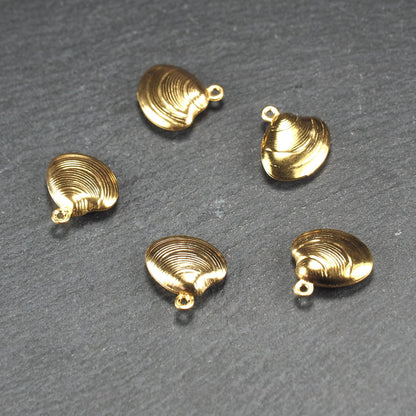 Kleiner muschelförmiger Anhänger, goldfarbene glänzende Oberfläche mit konzentrischen Rillen und integrierter Öse oben.