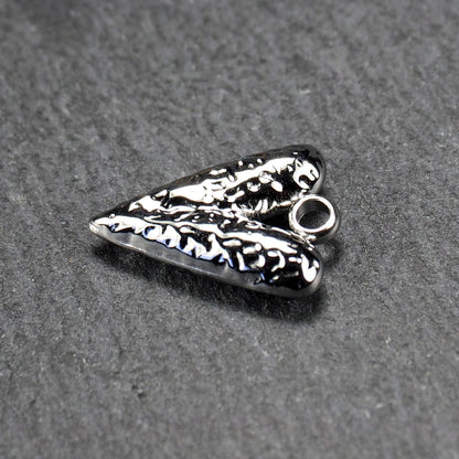 Herzanhänger, silberfarbig hochglänzend mit reliefartiger Oberfläche, spitz zulaufender Unterseite und integrierter runder Öse.