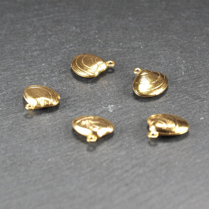 Kleiner muschelförmiger Anhänger, goldfarbene glänzende Oberfläche mit konzentrischen Rillen und integrierter Öse oben.