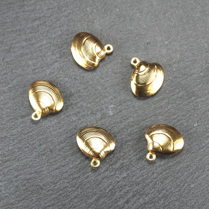 Kleiner muschelförmiger Anhänger, goldfarbene glänzende Oberfläche mit konzentrischen Rillen und integrierter Öse oben.