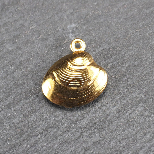 Kleiner muschelförmiger Anhänger, goldfarbene glänzende Oberfläche mit konzentrischen Rillen und integrierter Öse oben.