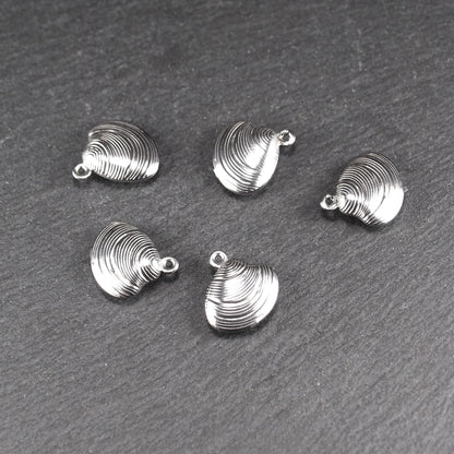 Muschelförmiger silberfarbener Anhänger mit polierter, glänzender Oberfläche, konzentrisch geriffelten Rillen und integrierter runder Öse oben.