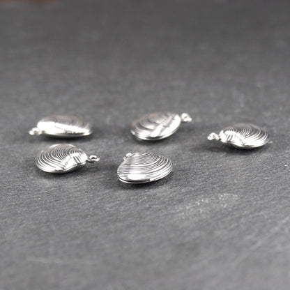 Muschelförmiger silberfarbener Anhänger mit polierter, glänzender Oberfläche, konzentrisch geriffelten Rillen und integrierter runder Öse oben.