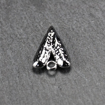 Herzanhänger, silberfarbig hochglänzend mit reliefartiger Oberfläche, spitz zulaufender Unterseite und integrierter runder Öse.