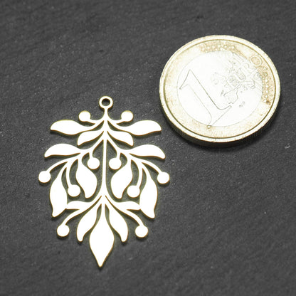 Goldfarbener Metallanhänger neben einer 1 Euro Münze zum Größenvergleich mit glänzender Oberfläche, durchbrochenes Zweig- und Beerenmotiv mit stilisierten Blättern und runder Öse oben.