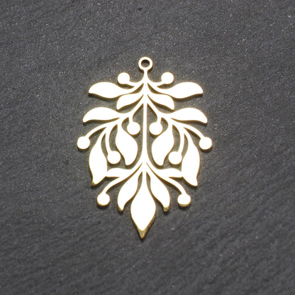 Goldfarbener Metallanhänger mit glänzender Oberfläche, durchbrochenes Zweig- und Beerenmotiv mit stilisierten Blättern und runder Öse oben.